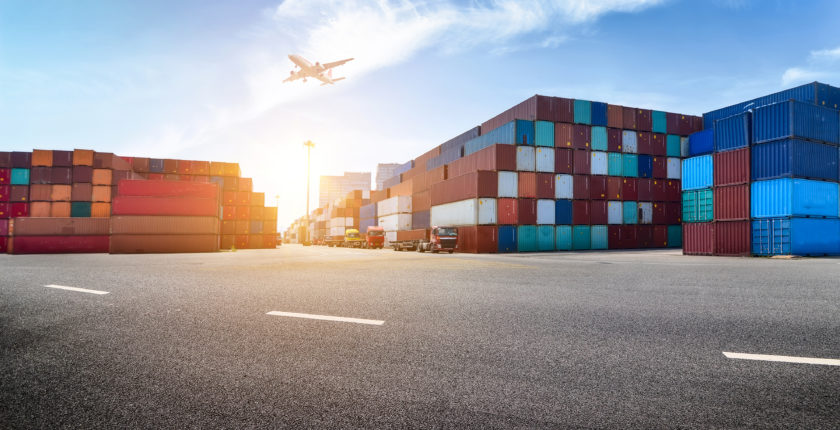 zone de logistique avec des conteneurs et un avion , gestion transport logistique alternance vente commerce ndrc bts licence master bts gtla