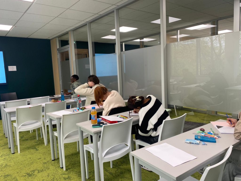 étudiants en train de passer leurs examens blancs dans une salle de classe