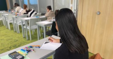 étudiante débutant son examen blanc