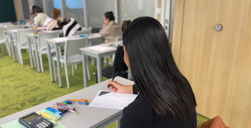 étudiante débutant son examen blanc