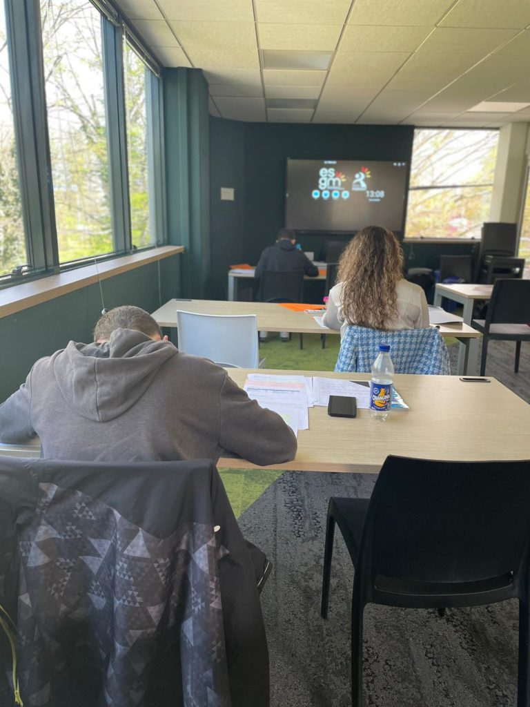 deux étudiants en CGF de dos qui commencent leur examen blanc à PRO FORMAT