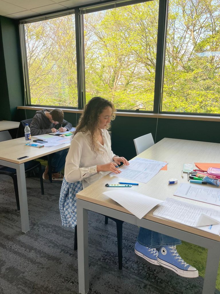 Jeune femme prenant connaissance de son sujet d'examen blanc