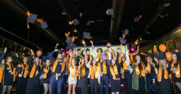 étudiants en master célebrant leur remise des dipômes à l'américaine