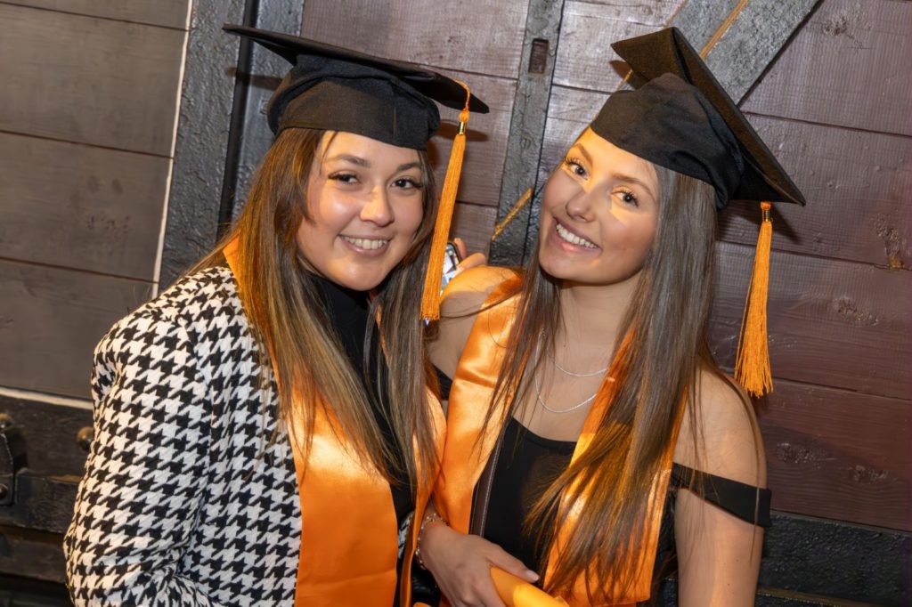 souvenir de la remise des diplômes à la cité du train : deux étudiantes se prennent en photo